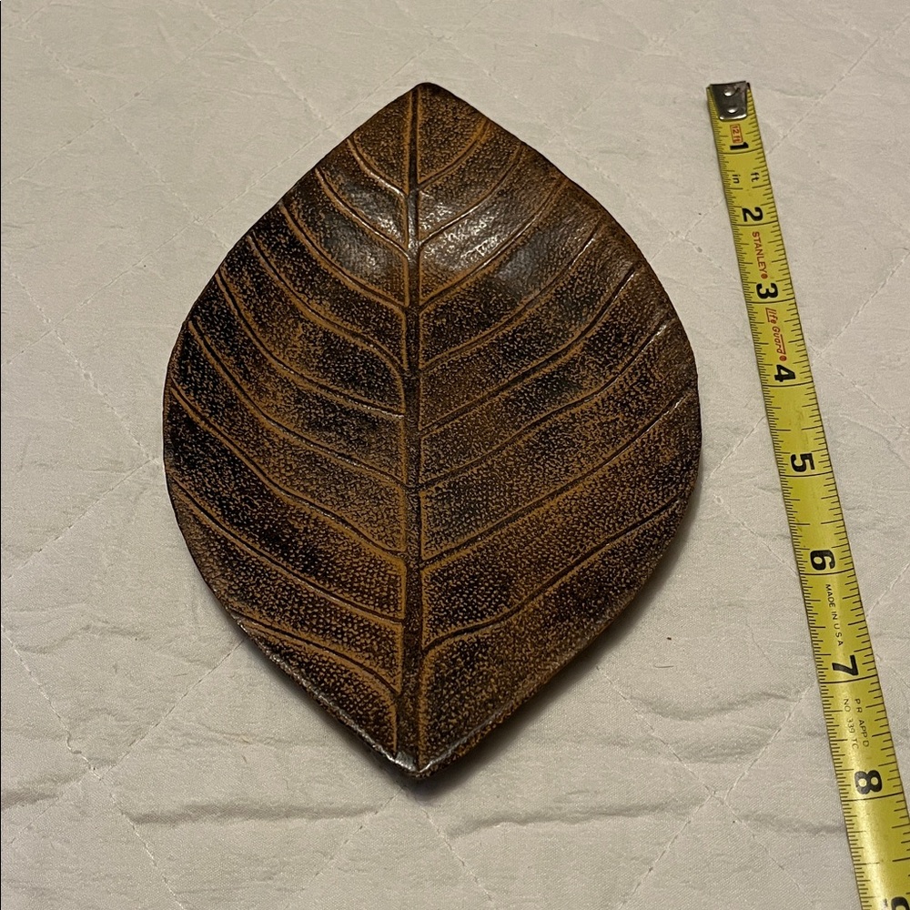 Decorative Leaf-Shaped Metal Candleholder - Picture 3 of 4